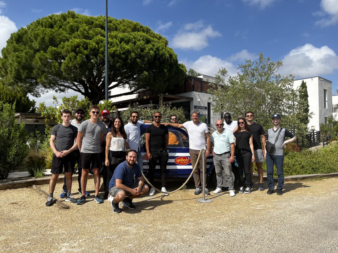 L'équipe de N&C en Camargue devant le camping Les Petits Camarguais